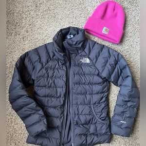 Girls small s 7/8 North Face puffy coat 550 and Carhartt beanie